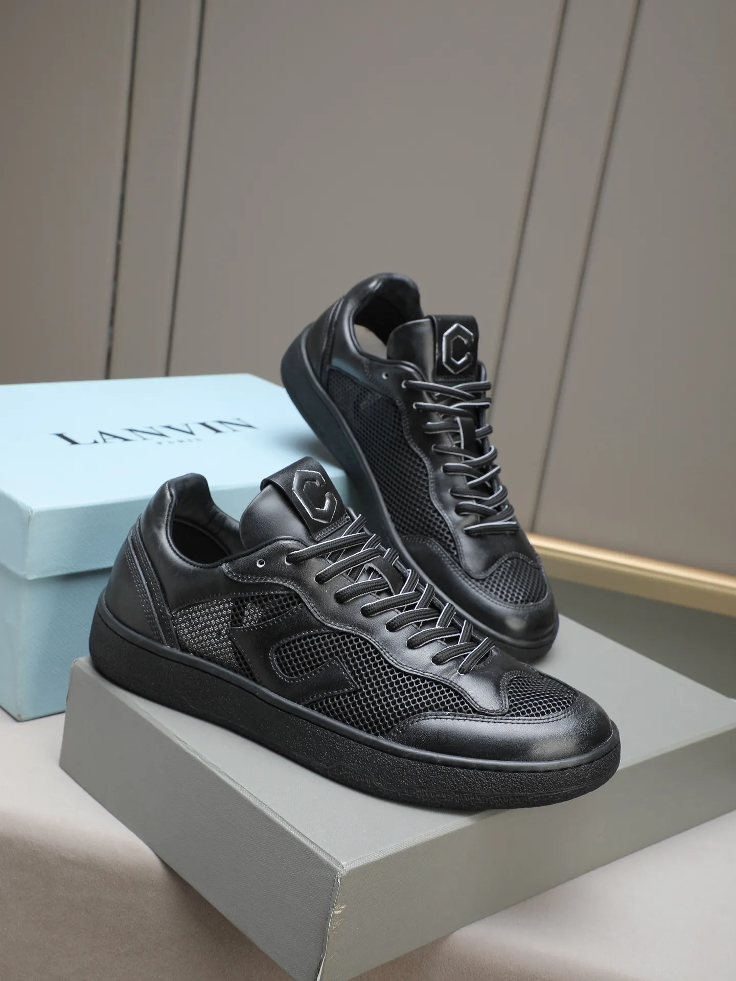 Men's shoes 💰640 [LANVIN] The latest fashionable item! High quality CLAY series‼ ️ The latest trendy products of the season 🌈Many bloggers have planted grass and purchased the original open-mold customization. The upper and outsole are sewn with mark threads without edge sealing. Multiple material splicing combination design. Very versatile for fashionable and casual wear. Comfortable on the feet. Self-recommended. Upper cowhide + cow suede + breathable mesh lining. Foot-padding cowhide. Exclusive original open-mold clear logo rubber outsole ⚠️38-44 (customized for 45)